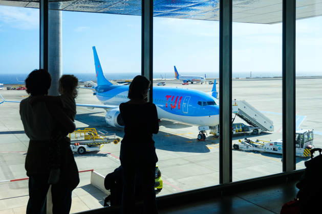 Santa Cruz, Teneriffa, Kanaren, Spanien - TUI Maschine Boeing 737 Max 8 (Dakar G-TUPD) steht bereit zum Einsteigen. Urlauber warten am Gate auf das Boarding zum Rueckflug nach Hause, in die Heimat. Aeropuerto de Tenerife Sur TFS. Santa Cruz de Tenerife Teneriffa Spanien