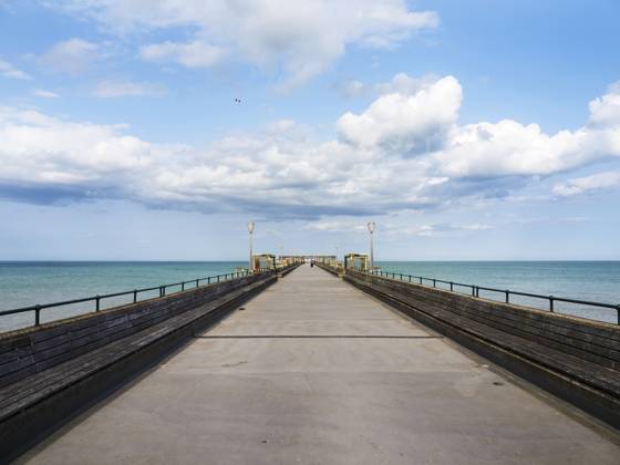 Blick auf den langen Pier, der sich mit Wolken am Himmel in Deal, Kent, Großbritannien, an einem klaren Tag ins Meer erstreckt View of the long pier extending into the sea with clouds in the sky at Deal, Kent, United Kingdom on a clear day Copyright: imageBROKER MarkxSunderland robe iblwat16428170.jpg