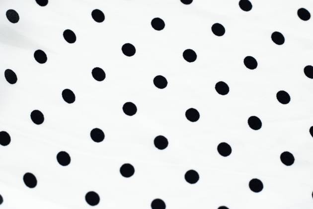 Modedesign, Inneneinrichtung und Vintage Materialkonzept — klassische gepunktete textile Hintergrundtextur, schwarze Punkte auf weißem luxuriösem Stoffdesignmuster Fashion design, interior decor and vintage material concept - Classic polka dot textile background texture, black dots on white luxury fabric design pattern Copyright: imageBROKER Anneleven ibxiqx16818603.jpg