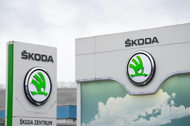 Logo der Marke Skoda, tschechischer Automobilhersteller, Gewinneinbruch der Industrie in Deutschland, Trier