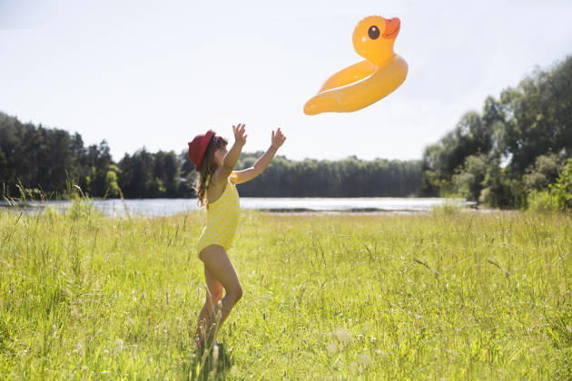Mädchen im Badeanzug mit aufblasbarem Entenring geht an einem Sommertag im See schwimmen. Sommerferien in der Natur child girl in swimming suit with Duck shaped inflatable ring goes to swim on the lake during the summer day. summer holidays in nature (License=RF) ,model released, Symbolfoto Copyright: xZoonar.com UliaxZotaninax 24766576 ,model released, Symbolfoto ,property released