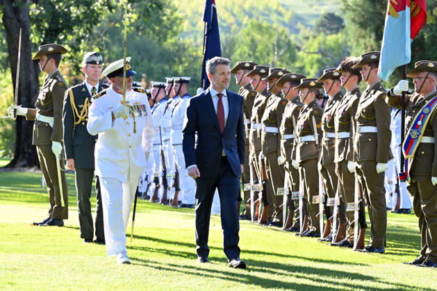 DENMARK ROYALS AUSTRALIA VISIT, Denmark s King Federik X inspects the Guard of Honour during a Ceremonial Welcome at Government House in Canberra, Sunday, March 15, 2026. ( NO ARCHIVING CANBERRA AUSTRALIAN CAPITAL TERRITORY AUSTRALIA Copyright: xMICKxTSIKASx 20260315174210199347