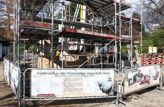 15.03.2026, xcex, GER, Hamburg, Stellingen, Zoo, Kultur, Tiere, Fruehlingserwachen im Tierpark Hagenbeck, Baustelle am historischen Jugendstil-Tor, Eingangstor, Wiederaufbau, Wahrzeichen, Symbolbild