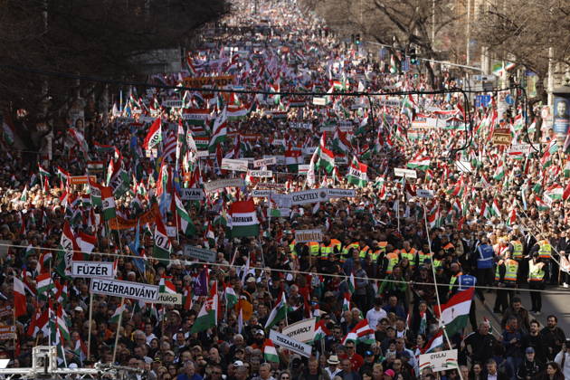 News Bilder des Tages Hungary Marks 178th Anniversary of 1848 49 Revolution BUDAPEST, HUNGARY - MARCH 15: People wave Hungarian flags and hold banners as they attend a Peace March in support of the government of Prime Minister s FIDESZ on the 178th anniversary of the Hungarian Revolution and War of Independence of 1848-1849 in Budapest, Hungary on March 15, 2026. Arpad Kurucz Anadolu Budapest Hungary. Editorial use only. Please get in touch for any other usage.  Copyright: x2026xAnadoluxArpadxKuruczx