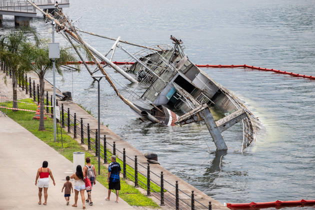News Bilder des Tages SANTOS, SP - 15.03.2026: NAVIO TOMBA NO PORTO DE SANTOS - The historic ship Professor W. Besnard, used for national scientific research since 1967 and docked in the Port of Santos since 2008, capsized and partially sank on Friday night (13). In the photo, records of the vessel on Sunday afternoon (15) in Parque Valongo in Santos, SP. x2904852x  RodileixMorais