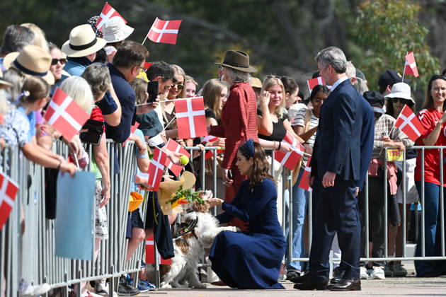 DENMARK ROYALS AUSTRALIA VISIT, Denmark s King Frederik X and Queen Mary pad a dog as they meet with members of the public during a visit to the Australian War Memorial in Canberra, Monday, March 16, 2026. ( POOL CANBERRA AUSTRALIAN CAPITAL TERRITORY AUSTRALIA Copyright: xLUKASxCOCHx 20260316173162632310