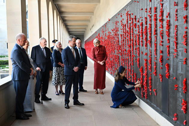 DENMARK ROYALS AUSTRALIA VISIT, Denmark s Queen Mary places a poppy at the Roll of Honour during a visit to the Australian War Memorial in Canberra, Monday, March 16, 2026. ( POOL CANBERRA AUSTRALIAN CAPITAL TERRITORY AUSTRALIA Copyright: xLUKASxCOCHx 20260316127393039301