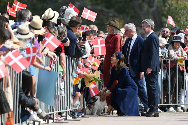 DENMARK ROYALS AUSTRALIA VISIT, Denmark s King Frederik X and Queen Mary pad a dog as they meet with members of the public during a visit to the Australian War Memorial in Canberra, Monday, March 16, 2026. ( POOL CANBERRA AUSTRALIAN CAPITAL TERRITORY AUSTRALIA Copyright: xLUKASxCOCHx 20260316138772222477