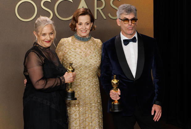 March 15, 2026, Hollywood, California, USA: Tamara Deverell (L) and Shane Vieau (R), winners of Best Production Design for Frankenstein pose with Sigourney Weaver in the press room of the 98th Annual Academy Awards on Sunday March 15, 2026 at the Dolby Theater in Hollywood, California. PRENSA INTERNACIONAL Hollywood USA - ZUMAp124 20260315_zaa_p124_303 Copyright: xPrensaxInternacionalx