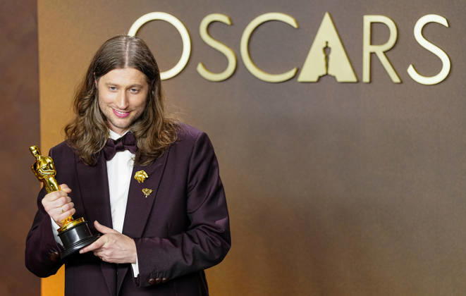 Best Original Score Oscar winner Ludwig Goransson of Sinners celebrates in the press photo room during the 98th annual Academy Awards in the Hollywood section of Los Angeles on Sunday, March 15, 2026. LAP2026031542578 BONNIExCASH