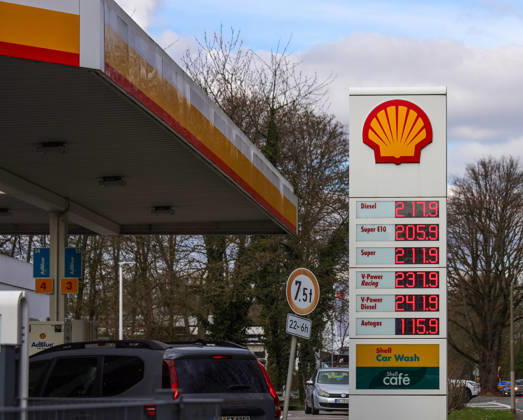 15.03.2026, Deutschland, NRW, Tankstellen, Kraftstoffe, Die Spritpreise sind seit dem Iran-Krieg stark angestiegen und liegen jetzt schon über 2 Euro pro Liter - hier an einer Shell Tankstelle, Super E10, Diesel, V-Power, Kraftstoffpreis, Preisanstieg, Deutschland Copyright: xD.xKerlekin SnowfieldxPhotographyx SF150326ShellD