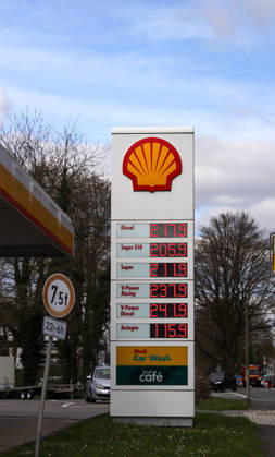 15.03.2026, Deutschland, NRW, Tankstellen, Kraftstoffe, Die Spritpreise sind seit dem Iran-Krieg stark angestiegen und liegen jetzt schon über 2 Euro pro Liter - hier an einer Shell Tankstelle, Super E10, Diesel, V-Power, Kraftstoffpreis, Preisanstieg, Deutschland Copyright: xD.xKerlekin SnowfieldxPhotographyx SF150326ShellD1
