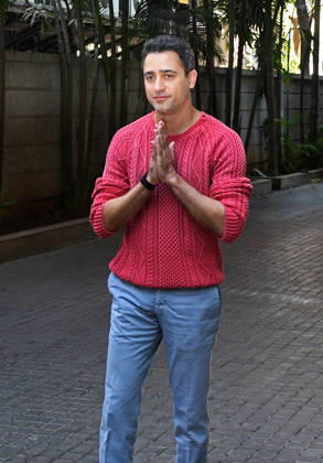March 16, 2026, Mumbai, Maharashtra, India: Bollywood actor Imran Khan poses for a photo with folded hands outside a studio in Mumbai. Mumbai India - ZUMAs197 20260316_aaa_s197_035 Copyright: xAshishxVaishnavx