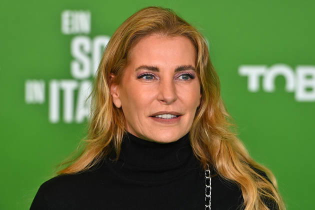 Giulia SIEGEL, Einzelbild,angeschnittenes Einzelmotiv,Portrait,Portraet. Premiere EIN SOMMER IN ITALIEN-WM 1990. am 16.03.20226 im Mathaeser Kino in Muenchen. Roter Teppich,Red Carpet.