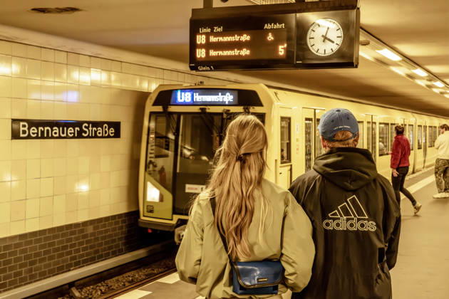 U-Bahnhof Bernauer Straße, einfahrende U8 zur Hermannstraße, Fahrgäste am Bahnsteig, Berlin, März 2026 Deutschland, Berlin, März 2026, U-Bahnhof Bernauer Straße, Einfahrt der Linie U8 Richtung Hermannstraße, Berliner Verkehrsbetriebe BVG, ÖPNV, Öffentlicher Nahverkehr, Deutschlandticket, Verkehr, Umwelt