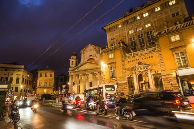 Historische Gebäude zur blauen Stunde in Genua, Ligurien, Italien. In der Altstadt von Genua