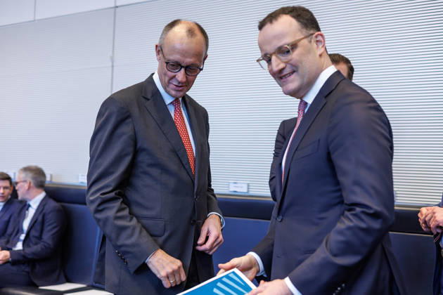 Fraktionssitzung CDU CSU Friedrich Merz (CDU), Fraktionsvorsitzender und Jens Spahn bei einer Fraktionssitzung am 17.03.2026 in Berlin. Berlin Berlin Deutschland Bundestag