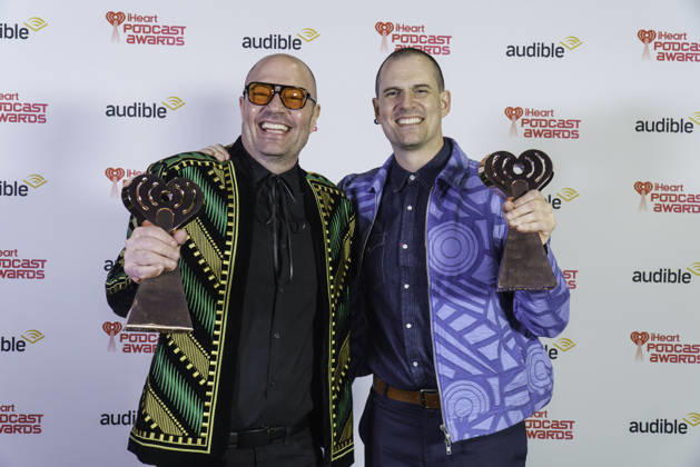 March 16, 2026: Austin, Texas. 2026 IHeartPodcast Awards, winners pose with their awards. Ben Mandelker & Ronnie Karam - Watch What Crappens Best TV & Film. - ZUMAda1_ 20260316_zap_da1_076 Copyright: xSandraxDahdahx