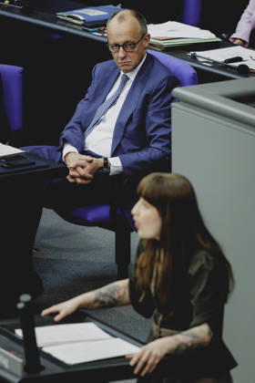 (L-R) Friedrich Merz (CDU), Bundeskanzler, und Heidi Reichinnek, Mitglied des Deutschen Bundestages (Die Linke), aufgenommen im Rahmen der Debatte zur Regierungserklaerung im Deutschen Bundestag in Berlin, 18.03.2026. Berlin Deutschland Copyright: xFlorianxGaertnerx