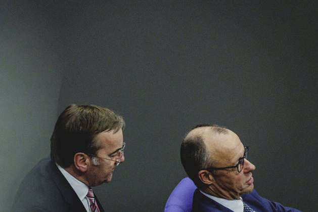 (R-L) Friedrich Merz (CDU), Bundeskanzler, und Boris Pistorius (SPD), Bundesminister der Verteidigung, aufgenommen im Rahmen der Debatte zur Regierungserklaerung im Deutschen Bundestag in Berlin, 18.03.2026. Berlin Deutschland Copyright: xFlorianxGaertnerx