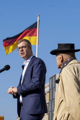 Feierstunde Aktion 18. März Deutschland, Berlin, 18.03.2026, Bürgermeister und Senator für Finanzen Stefan Evers, rechts: Initiator Volker Schröter, Brandenburger Tor, Â