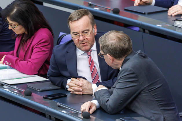Bundestag Boris Pistorius (SPD), Bundesminister der Verteidigung, und Johann Wadephul (CDU), Bundesaussenminister im Deutschen Bundestag am 18.03.26 in Berlin. Berlin Berlin Deutschland Bundestag