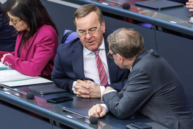 Bundestag Boris Pistorius (SPD), Bundesminister der Verteidigung, und Johann Wadephul (CDU), Bundesaussenminister im Deutschen Bundestag am 18.03.26 in Berlin. Berlin Berlin Deutschland Bundestag