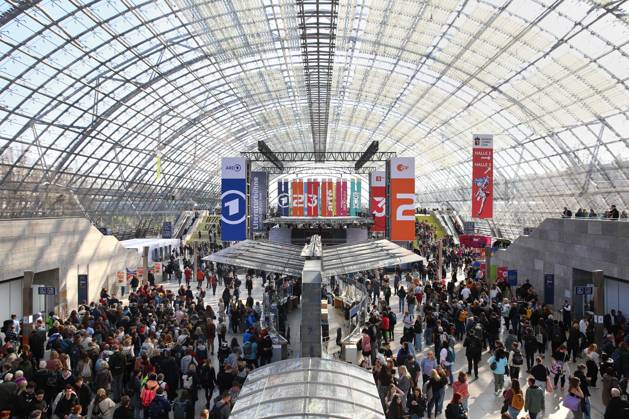 Leipzig, Sachsen, Deutschland, 19.03.2026: Messehalle: Leipziger Buchmesse: Besucher zum Start der Messe Copyright: xdtsxNachrichtenagenturx dts_111202