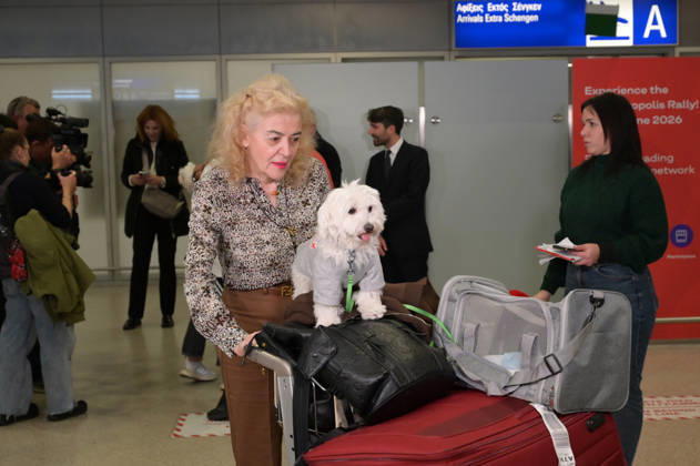 Repatriation Flight From Abu Dhabi Carrying Greeks And Their Pets Arrives In Athens A passenger on board a repatriation flight from Abu Dhabi arrives with her dog at Athens International Airport, Greece, on March 18, 2026. This special Aegean Airlines flight is organized by the Greek government to bring home 101 Greek nationals residing in the United Arab Emirates, along with their pets, due to wider disruptions in the area involving Iran. Athens Greece Copyright: xNicolasxKoutsokostasx originalFilename: koutsokostas-notitle260318_npczX