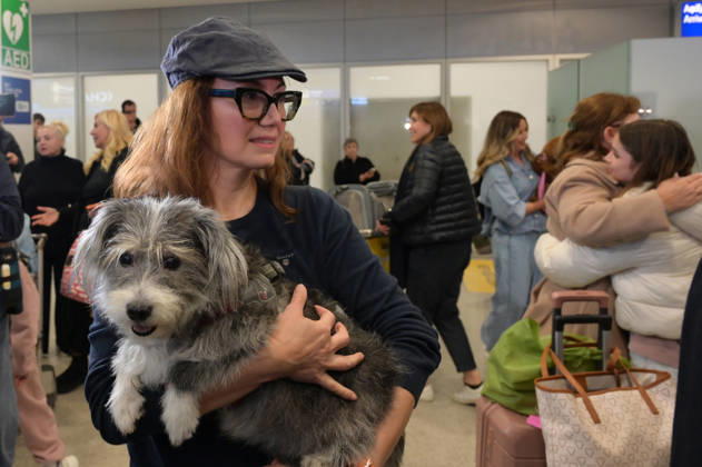 Repatriation Flight From Abu Dhabi Carrying Greeks And Their Pets Arrives In Athens A passenger on board a repatriation flight from Abu Dhabi arrives with her dog at Athens International Airport, Greece, on March 18, 2026. This special Aegean Airlines flight is organized by the Greek government to bring home 101 Greek nationals residing in the United Arab Emirates, along with their pets, due to wider disruptions in the area involving Iran. Athens Greece Copyright: xNicolasxKoutsokostasx originalFilename: koutsokostas-notitle260318_npFPn