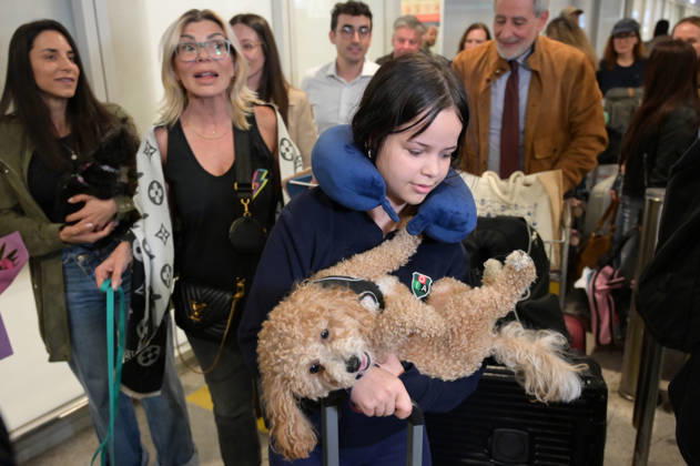 Repatriation Flight From Abu Dhabi Carrying Greeks And Their Pets Arrives In Athens A passenger on board a repatriation flight from Abu Dhabi arrives with her dog at Athens International Airport, Greece, on March 18, 2026. This special Aegean Airlines flight is organized by the Greek government to bring home 101 Greek nationals residing in the United Arab Emirates, along with their pets, due to wider disruptions in the area involving Iran. Athens Greece Copyright: xNicolasxKoutsokostasx originalFilename: koutsokostas-notitle260318_npoE4