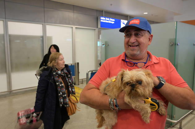 Repatriation Flight From Abu Dhabi Carrying Greeks And Their Pets Arrives In Athens A passenger on board the repatriation flight from Abu Dhabi for citizens with pets arrives with his dog at Athens International Airport, Greece, on March 18, 2026. This special Aegean Airlines flight is organized by the Greek government to bring home 101 Greek nationals residing in the United Arab Emirates, along with their pets, due to the wider disruption in the area caused by the conflict involving Iran. Athens Greece Copyright: xNicolasxKoutsokostasx originalFilename: koutsokostas-notitle260318_npOtS