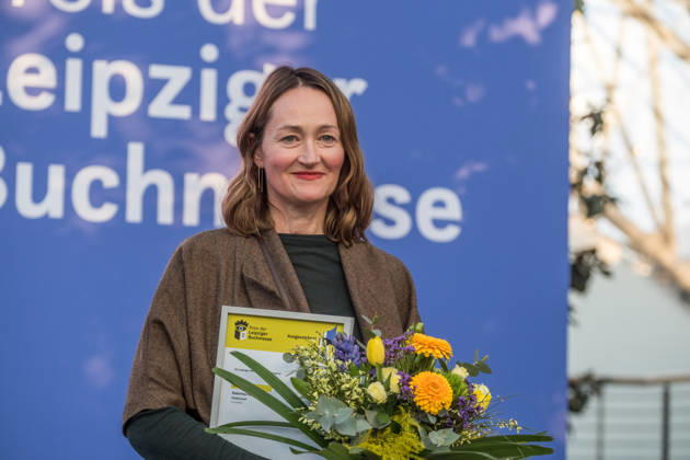 Erster Tag der Leipziger Buchmesse 2026 in Leipzig: Besucher strömen durch die Hallen, informieren sich über Neuerscheinungen und verfolgen Lesungen sowie Gespräche mit Autoren. Die Buchmesse zählt zu den wichtigsten Veranstaltungen der Literatur- und Verlagsbranche im deutschsprachigen Raum. Preisverleihung des Preis der Leipziger Buchmesse 2026 in Leipzig: Ausgezeichnet werden herausragende Werke in den Kategorien Belletristik, Sachbuch Essayistik und Übersetzung. Die Ehrung gilt als eine der bedeutendsten Literaturauszeichnungen Deutschlands und zieht große mediale Aufmerksamkeit auf sich. Siegerin Belletristik Katharina Poladja Leipziger Buchmesse 2026 Tag 1