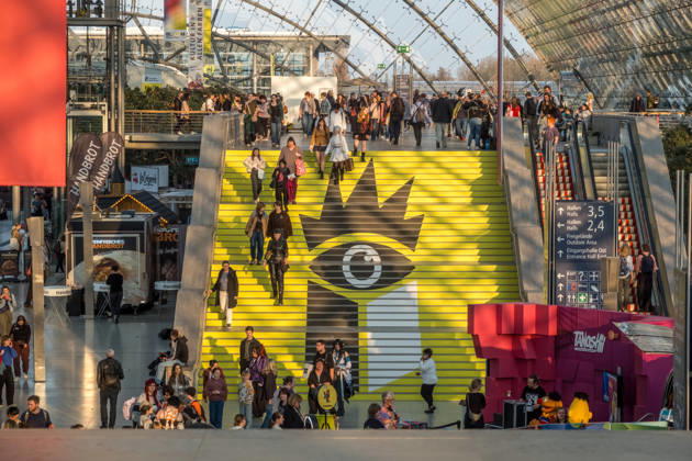 Erster Tag der Leipziger Buchmesse 2026 in Leipzig: Besucher strömen durch die Hallen, informieren sich über Neuerscheinungen und verfolgen Lesungen sowie Gespräche mit Autoren. Die Buchmesse zählt zu den wichtigsten Veranstaltungen der Literatur- und Verlagsbranche im deutschsprachigen Raum. Preisverleihung des Preis der Leipziger Buchmesse 2026 in Leipzig: Ausgezeichnet werden herausragende Werke in den Kategorien Belletristik, Sachbuch Essayistik und Übersetzung. Die Ehrung gilt als eine der bedeutendsten Literaturauszeichnungen Deutschlands und zieht große mediale Aufmerksamkeit auf sich. Leipziger Buchmesse 2026 Tag 1
