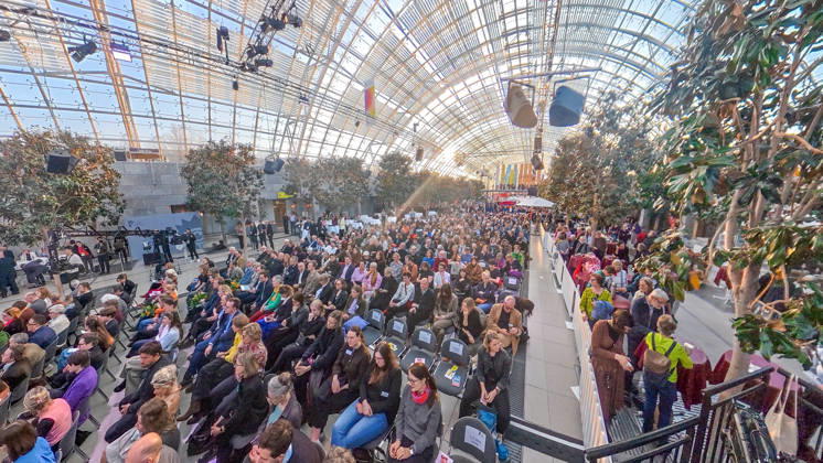 Erster Tag der Leipziger Buchmesse 2026 in Leipzig: Besucher strömen durch die Hallen, informieren sich über Neuerscheinungen und verfolgen Lesungen sowie Gespräche mit Autoren. Die Buchmesse zählt zu den wichtigsten Veranstaltungen der Literatur- und Verlagsbranche im deutschsprachigen Raum. Preisverleihung des Preis der Leipziger Buchmesse 2026 in Leipzig: Ausgezeichnet werden herausragende Werke in den Kategorien Belletristik, Sachbuch Essayistik und Übersetzung. Die Ehrung gilt als eine der bedeutendsten Literaturauszeichnungen Deutschlands und zieht große mediale Aufmerksamkeit auf sich. Leipziger Buchmesse 2026 Tag 1