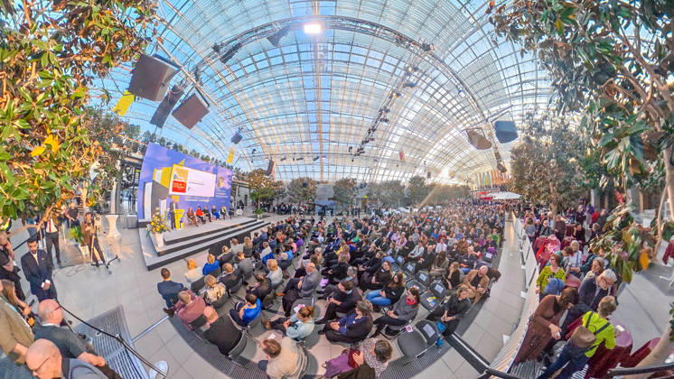 Erster Tag der Leipziger Buchmesse 2026 in Leipzig: Besucher strömen durch die Hallen, informieren sich über Neuerscheinungen und verfolgen Lesungen sowie Gespräche mit Autoren. Die Buchmesse zählt zu den wichtigsten Veranstaltungen der Literatur- und Verlagsbranche im deutschsprachigen Raum. Preisverleihung des Preis der Leipziger Buchmesse 2026 in Leipzig: Ausgezeichnet werden herausragende Werke in den Kategorien Belletristik, Sachbuch Essayistik und Übersetzung. Die Ehrung gilt als eine der bedeutendsten Literaturauszeichnungen Deutschlands und zieht große mediale Aufmerksamkeit auf sich. Leipziger Buchmesse 2026 Tag 1