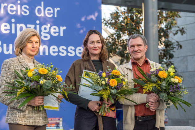 Erster Tag der Leipziger Buchmesse 2026 in Leipzig: Besucher strömen durch die Hallen, informieren sich über Neuerscheinungen und verfolgen Lesungen sowie Gespräche mit Autoren. Die Buchmesse zählt zu den wichtigsten Veranstaltungen der Literatur- und Verlagsbranche im deutschsprachigen Raum. Preisverleihung des Preis der Leipziger Buchmesse 2026 in Leipzig: Ausgezeichnet werden herausragende Werke in den Kategorien Belletristik, Sachbuch Essayistik und Übersetzung. Die Ehrung gilt als eine der bedeutendsten Literaturauszeichnungen Deutschlands und zieht große mediale Aufmerksamkeit auf sich. Hier Manfred Gmeiner, Katharina Poladjan, Marie-Janine Calic Leipziger Buchmesse 2026 Tag 1