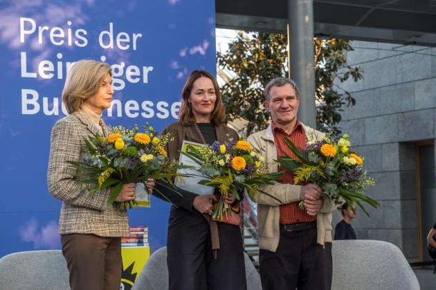 Erster Tag der Leipziger Buchmesse 2026 in Leipzig: Besucher strömen durch die Hallen, informieren sich über Neuerscheinungen und verfolgen Lesungen sowie Gespräche mit Autoren. Die Buchmesse zählt zu den wichtigsten Veranstaltungen der Literatur- und Verlagsbranche im deutschsprachigen Raum. Preisverleihung des Preis der Leipziger Buchmesse 2026 in Leipzig: Ausgezeichnet werden herausragende Werke in den Kategorien Belletristik, Sachbuch Essayistik und Übersetzung. Die Ehrung gilt als eine der bedeutendsten Literaturauszeichnungen Deutschlands und zieht große mediale Aufmerksamkeit auf sich. Hier Manfred Gmeiner, Katharina Poladjan, Marie-Janine Calic Leipziger Buchmesse 2026 Tag 1