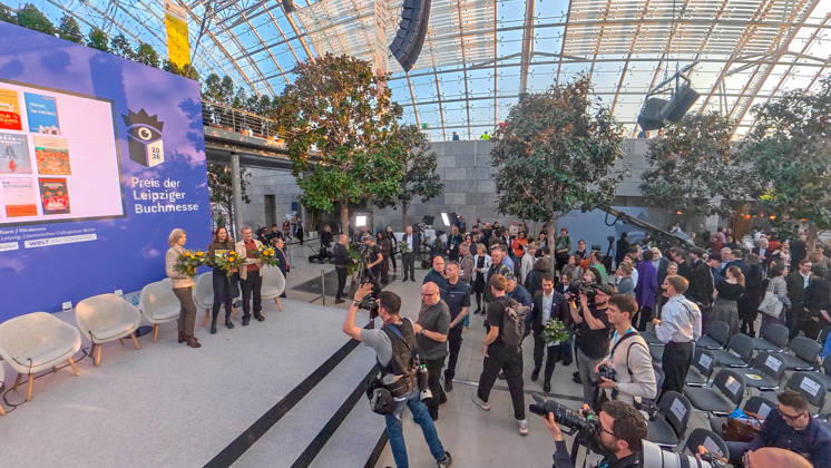 Erster Tag der Leipziger Buchmesse 2026 in Leipzig: Besucher strömen durch die Hallen, informieren sich über Neuerscheinungen und verfolgen Lesungen sowie Gespräche mit Autoren. Die Buchmesse zählt zu den wichtigsten Veranstaltungen der Literatur- und Verlagsbranche im deutschsprachigen Raum. Preisverleihung des Preis der Leipziger Buchmesse 2026 in Leipzig: Ausgezeichnet werden herausragende Werke in den Kategorien Belletristik, Sachbuch Essayistik und Übersetzung. Die Ehrung gilt als eine der bedeutendsten Literaturauszeichnungen Deutschlands und zieht große mediale Aufmerksamkeit auf sich. Hier Manfred Gmeiner, Katharina Poladjan, Marie-Janine Calic Leipziger Buchmesse 2026 Tag 1