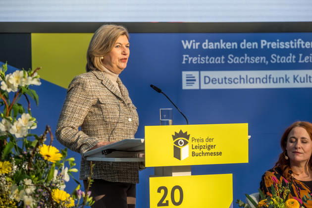Erster Tag der Leipziger Buchmesse 2026 in Leipzig: Besucher strömen durch die Hallen, informieren sich über Neuerscheinungen und verfolgen Lesungen sowie Gespräche mit Autoren. Die Buchmesse zählt zu den wichtigsten Veranstaltungen der Literatur- und Verlagsbranche im deutschsprachigen Raum. Preisverleihung des Preis der Leipziger Buchmesse 2026 in Leipzig: Ausgezeichnet werden herausragende Werke in den Kategorien Belletristik, Sachbuch Essayistik und Übersetzung. Die Ehrung gilt als eine der bedeutendsten Literaturauszeichnungen Deutschlands und zieht große mediale Aufmerksamkeit auf sich. Siegerin Sachbuch Marie-Janine Calic Leipziger Buchmesse 2026 Tag 1