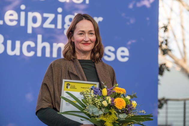 Erster Tag der Leipziger Buchmesse 2026 in Leipzig: Besucher strömen durch die Hallen, informieren sich über Neuerscheinungen und verfolgen Lesungen sowie Gespräche mit Autoren. Die Buchmesse zählt zu den wichtigsten Veranstaltungen der Literatur- und Verlagsbranche im deutschsprachigen Raum. Preisverleihung des Preis der Leipziger Buchmesse 2026 in Leipzig: Ausgezeichnet werden herausragende Werke in den Kategorien Belletristik, Sachbuch Essayistik und Übersetzung. Die Ehrung gilt als eine der bedeutendsten Literaturauszeichnungen Deutschlands und zieht große mediale Aufmerksamkeit auf sich. Siegerin Belletristik Katharina Poladja Leipziger Buchmesse 2026 Tag 1