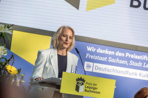 Erster Tag der Leipziger Buchmesse 2026 in Leipzig: Besucher strömen durch die Hallen, informieren sich über Neuerscheinungen und verfolgen Lesungen sowie Gespräche mit Autoren. Die Buchmesse zählt zu den wichtigsten Veranstaltungen der Literatur- und Verlagsbranche im deutschsprachigen Raum. Preisverleihung des Preis der Leipziger Buchmesse 2026 in Leipzig: Ausgezeichnet werden herausragende Werke in den Kategorien Belletristik, Sachbuch Essayistik und Übersetzung. Die Ehrung gilt als eine der bedeutendsten Literaturauszeichnungen Deutschlands und zieht große mediale Aufmerksamkeit auf sich. Buchmessedirektorin Astrid Böhmisch Leipziger Buchmesse 2026 Tag 1