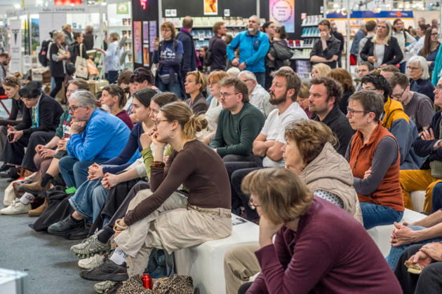Erster Tag der Leipziger Buchmesse 2026 in Leipzig: Besucher strömen durch die Hallen, informieren sich über Neuerscheinungen und verfolgen Lesungen sowie Gespräche mit Autoren. Die Buchmesse zählt zu den wichtigsten Veranstaltungen der Literatur- und Verlagsbranche im deutschsprachigen Raum. Preisverleihung des Preis der Leipziger Buchmesse 2026 in Leipzig: Ausgezeichnet werden herausragende Werke in den Kategorien Belletristik, Sachbuch Essayistik und Übersetzung. Die Ehrung gilt als eine der bedeutendsten Literaturauszeichnungen Deutschlands und zieht große mediale Aufmerksamkeit auf sich. Leipziger Buchmesse 2026 Tag 1