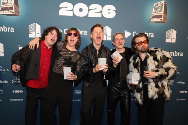 Hecht - 19. Swiss Music Awards 2026 Schweizer Rockpopband Hecht, Gewinner in den Kategorien Best Group, Best Live Act, Best Streaming Artist und Best Hit zeigen stolz ihre Betonklötze in die Kamera (v.li. Philipp Morscher, Daniel Gisler, Stefan Buck, Christoph Schröter und Chris Filter). Verleihung der 19. Swiss Music Awards am 19.03.2026 im Hallenstadion Zürich. Kanton Zürich, Schweiz.