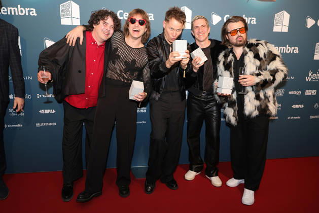 Hecht - 19. Swiss Music Awards 2026 Schweizer Rockpopband Hecht, Gewinner in den Kategorien Best Group, Best Live Act, Best Streaming Artist und Best Hit zeigen stolz ihre Betonklötze in die Kamera (v.li. Philipp Morscher, Daniel Gisler, Stefan Buck, Christoph Schröter und Chris Filter). Verleihung der 19. Swiss Music Awards am 19.03.2026 im Hallenstadion Zürich. Kanton Zürich, Schweiz.