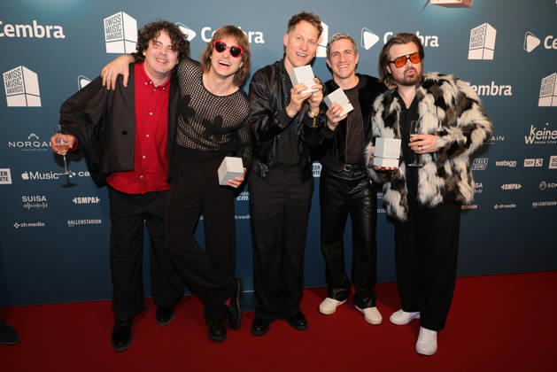 Hecht - 19. Swiss Music Awards 2026 Schweizer Rockpopband Hecht, Gewinner in den Kategorien Best Group, Best Live Act, Best Streaming Artist und Best Hit zeigen stolz ihre Betonklötze in die Kamera (v.li. Philipp Morscher, Daniel Gisler, Stefan Buck, Christoph Schröter und Chris Filter). Verleihung der 19. Swiss Music Awards am 19.03.2026 im Hallenstadion Zürich. Kanton Zürich, Schweiz.