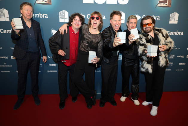Hecht - 19. Swiss Music Awards 2026 Schweizer Rockpopband Hecht, Gewinner in den Kategorien Best Group, Best Live Act, Best Streaming Artist und Best Hit zeigen stolz ihre Betonklötze in die Kamera (v.li. Philipp Morscher, Daniel Gisler, Stefan Buck, Christoph Schröter und Chris Filter). Verleihung der 19. Swiss Music Awards am 19.03.2026 im Hallenstadion Zürich. Kanton Zürich, Schweiz.