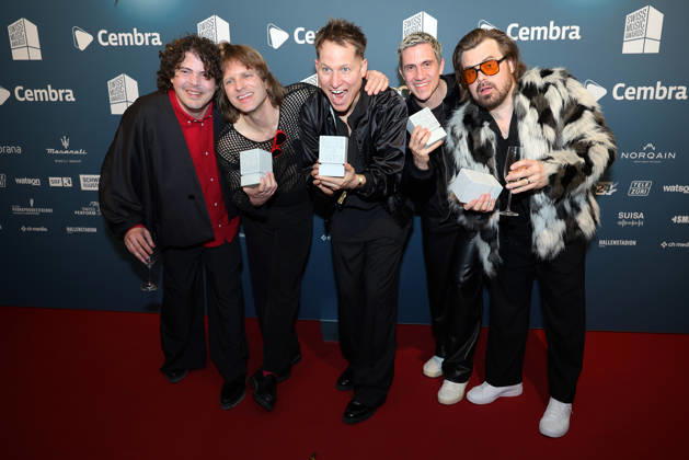 Hecht - 19. Swiss Music Awards 2026 Schweizer Rockpopband Hecht, Gewinner in den Kategorien Best Group, Best Live Act, Best Streaming Artist und Best Hit zeigen stolz ihre Betonklötze in die Kamera (v.li. Philipp Morscher, Daniel Gisler, Stefan Buck, Christoph Schröter und Chris Filter). Verleihung der 19. Swiss Music Awards am 19.03.2026 im Hallenstadion Zürich. Kanton Zürich, Schweiz.