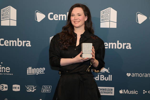 Zoe Me - 19. Swiss Music Awards 2026 Schweizer Singer-Songwriterin Zoe Me (vertrat die Schweiz beim Eurovision Song Contest 2025 in Basel), Gewinnerin in der Kategorie Best Breaking Act, zeigt stolz ihren Betonklotz in die Kamera. Verleihung der 19. Swiss Music Awards am 19.03.2026 im Hallenstadion Zürich. Kanton Zürich, Schweiz.
