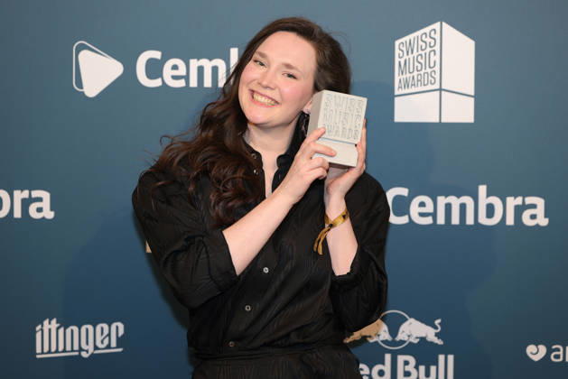 Zoe Me - 19. Swiss Music Awards 2026 Schweizer Singer-Songwriterin Zoe Me (vertrat die Schweiz beim Eurovision Song Contest 2025 in Basel), Gewinnerin in der Kategorie Best Breaking Act, zeigt stolz ihren Betonklotz in die Kamera. Verleihung der 19. Swiss Music Awards am 19.03.2026 im Hallenstadion Zürich. Kanton Zürich, Schweiz.